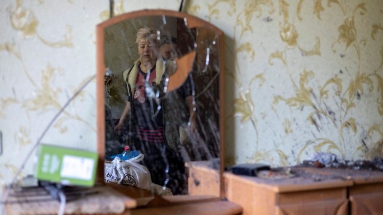 Reflexo de ucraniana em um espelho quebrado enquanto inspeciona os danos em seu apartamento em um prédio residencial destruído por um ataque, em meio à invasão russa da Ucrânia, em Mykolaiv, Ucrânia, 14 de setembro de 2022 REUTERS/Umit Bektas