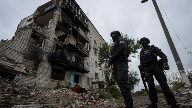 Polícia ucraniana patrulha uma área, enquanto o ataque da Rússia à Ucrânia continua, na cidade de Izium, recentemente libertada pelas Forças Armadas Ucranianas, na região de Kharkiv, Ucrânia 14 de setembro de 2022. REUTERS/Gleb Garanich
