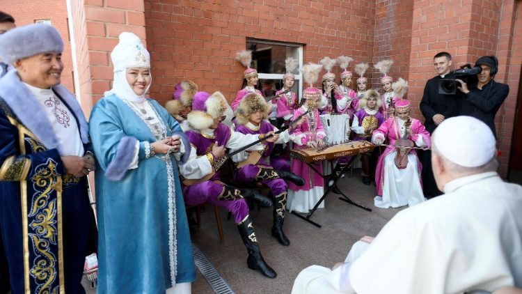Ղազախստանի կղերական դասին ու հովուական խնամակալութեան գործիչներուն հետ հանդիպում