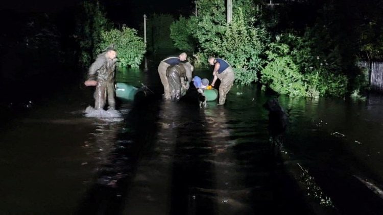 Equipes de resgate ajudam pessoas a serem evacuadas de uma área inundada após um míssil russo atingir uma estrutura hidráulica, em meio ao ataque da Rússia à Ucrânia, em Kryvyi Rih, Ucrânia, nesta foto divulgada em 15 de setembro de 2022. /Apostila via REUTERS