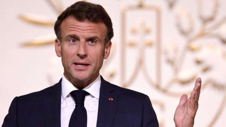 Macron przygotowuje Francję na eutanazję