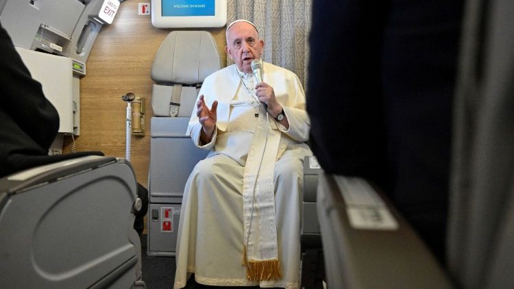 Папа отвечает на вопросы журналистов