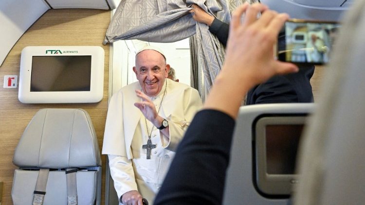 Ferenc pápa sajtótájékoztatót tart a Rómába vezető repülőúton