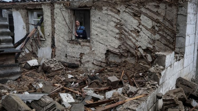 Uma moradora local Olha Nemashkina fica perto de sua casa destruída, em meio ao ataque da Rússia à Ucrânia, na vila de Nova Husarivka, recentemente libertada pelas Forças Armadas ucranianas, na região de Kharkiv, Ucrânia 15 de setembro de 2022. REUTERS/Gleb Garanich
