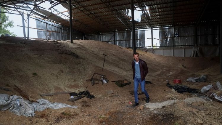 Vitali Orlov caminha dentro de seus silos de grãos destruídos, em meio ao ataque da Rússia à Ucrânia, na vila de Nova Husarivka, recentemente libertada pelas Forças Armadas Ucranianas, na região de Kharkiv, Ucrânia 15 de setembro de 2022. REUTERS/Gleb Garanich