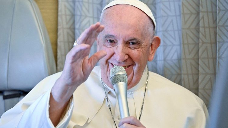 Papež pozdravlja novinarje med povratnim letom 