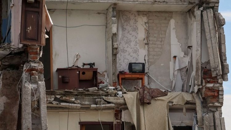 Una casa de apartamentos dañada, mientras continúa el ataque de Rusia a Ucrania, en la ciudad de Izium, recientemente liberada por las Fuerzas Armadas de Ucrania, en la región de Járkov, Ucrania 17 de septiembre de 2022. 