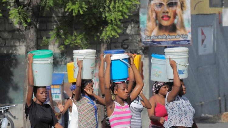 Haiti - mulheres carregando água