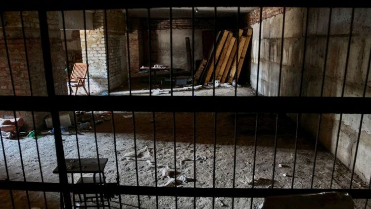 Uma vista interior mostra um porão de um edifício, que autoridades ucranianas dizem ter sido uma prisão russa improvisada e uma câmara de tortura durante a invasão russa na vila de Kozacha Lopan, na região de Kharkiv, Ucrânia 18 de setembro de 2022. REUTERS/Viktoriia Yakymenko