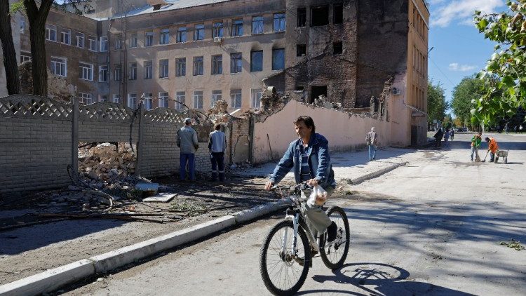 Um homem anda de bicicleta pelas ruínas de um prédio destruído por bombardeios recentes durante o conflito Rússia-Ucrânia na cidade de Kadiivka (Stakhanov) na região de Luhansk, Ucrânia 19 de setembro de 2022 REUTERS/Alexander Ermochenko