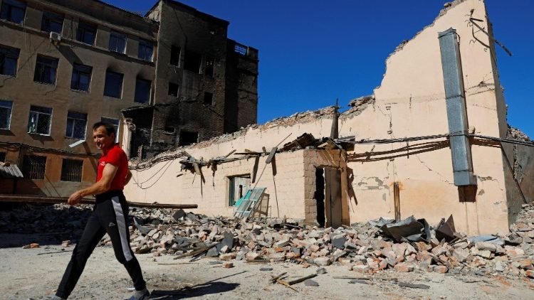 Um homem caminha ao lado das ruínas de um prédio destruído por bombardeios recentes durante o conflito Rússia-Ucrânia na cidade de Kadiivka (Stakhanov) na região de Luhansk, Ucrânia 19 de setembro de 2022 REUTERS/Alexander Ermochenko