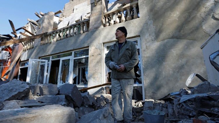 Um homem remove escombros de um prédio destruído por bombardeios recentes durante o conflito Rússia-Ucrânia na cidade de Kadiivka (Stakhanov) na região de Luhansk, Ucrânia 19 de setembro de 2022 REUTERS/Alexander Ermochenko