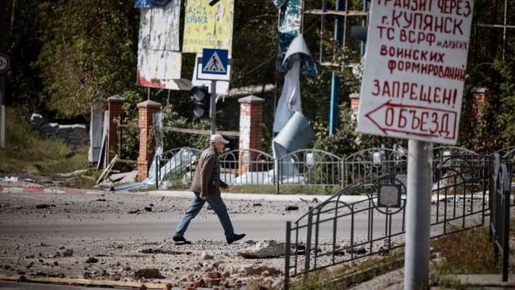 Um homem caminha por uma rua danificada na cidade de Kupiansk, recentemente libertada pelas Forças Armadas Ucranianas, em meio ao ataque da Rússia à Ucrânia, na região de Kharkiv, Ucrânia, nesta foto divulgada em 19 de setembro de 2022. Serviço de Imprensa Presidencial Ucraniano/via REUTERS