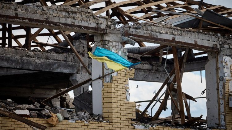 Uma bandeira nacional ucraniana tremula em um prédio danificado na cidade de Kupiansk, recentemente libertada pelas Forças Armadas Ucranianas, em meio ao ataque da Rússia à Ucrânia, na região de Kharkiv, Ucrânia, nesta foto divulgada em 19 de setembro de 2022. Serviço de Imprensa Presidencial Ucraniano / Apostila via REUTERS
