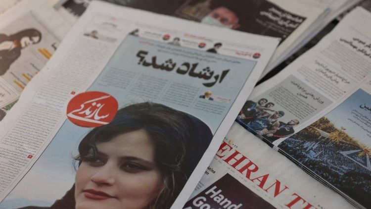 Giornali iraniani con la foto di Masha Amini, morta a 22 anni