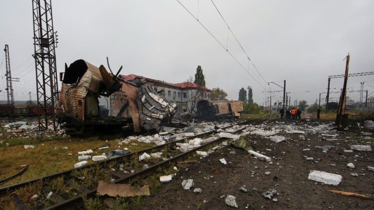 Vagões ferroviários destruídos por um ataque de mísseis russos são vistos em um terminal de carga, em meio ao ataque da Rússia à Ucrânia, em Kharkiv, Ucrânia 21 de setembro de 2022 REUTERS/Vyacheslav Madiyevskyy
