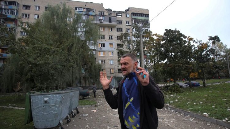 Um morador local reage do lado de fora de um prédio residencial danificado por um ataque de míssil russo, em meio ao ataque da Rússia à Ucrânia, em Kharkiv, Ucrânia 21 de setembro de 2022 REUTERS/Vyacheslav Madiyevskyy