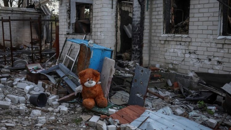 Um urso de pelúcia é visto perto de um prédio destruído na vila de Kamyanka, recentemente libertada pelas Forças Armadas Ucranianas, na região de Kharkiv, Ucrânia 22 de setembro de 2022. REUTERS/Gleb Garanich
