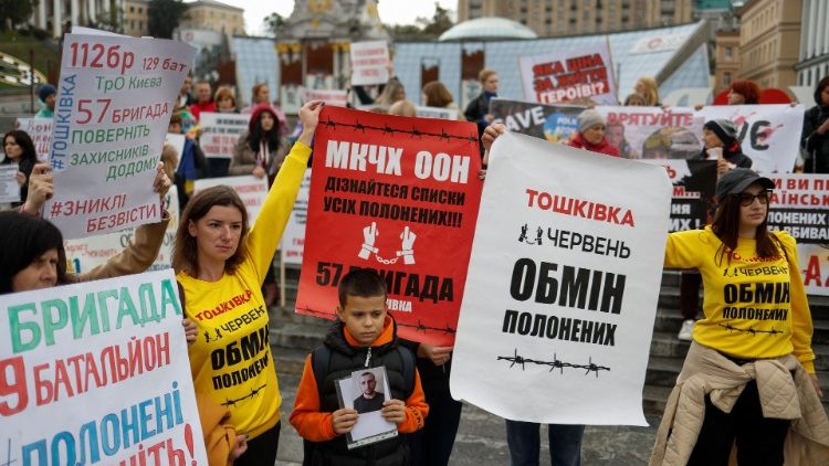 Familiares de prisioneros de guerra ucranianos exigen la aceleración de los procesos de liberación durante una manifestación en Kiev.