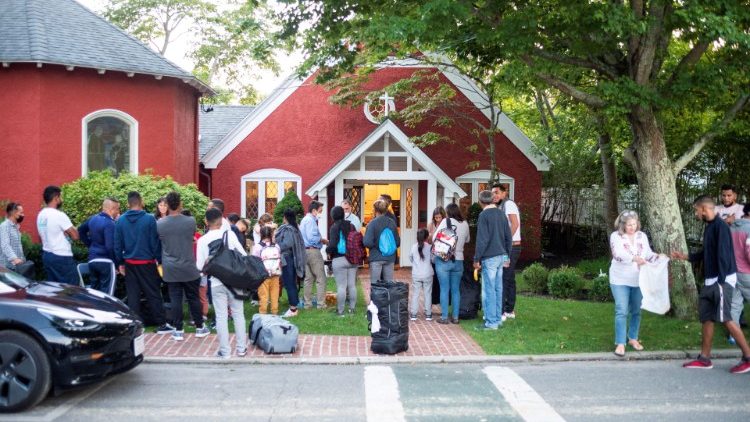 Venezuelai migránsok Massachusetts állam (USA) Edgartown városa St. Andrew temploma előtt 