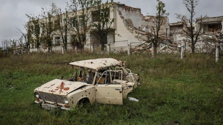 Um carro é visto em frente a uma escola destruída, enquanto o ataque da Rússia à Ucrânia continua, na vila de Dolyna, Ucrânia 23 de setembro de 2022 REUTERS/Gleb Garanich