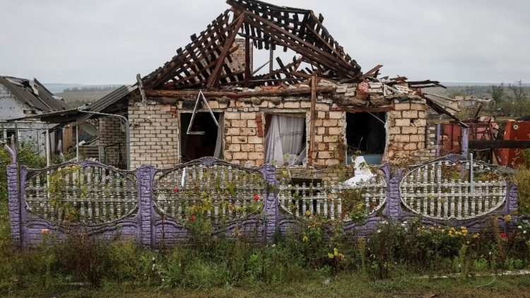 Uma casa destruída é vista, enquanto o ataque da Rússia à Ucrânia continua, perto da vila de Dolyna, Ucrânia 23 de setembro de 2022. REUTERS/Gleb Garanich