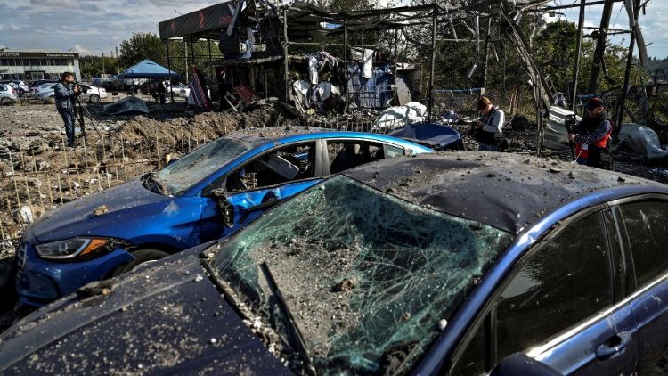 Uma vista mostra carros destruídos por um ataque de míssil russo, em meio ao ataque da Rússia à Ucrânia, em Zaporizhzhia, Ucrânia, 23 de setembro de 2022. REUTERS/Stringer