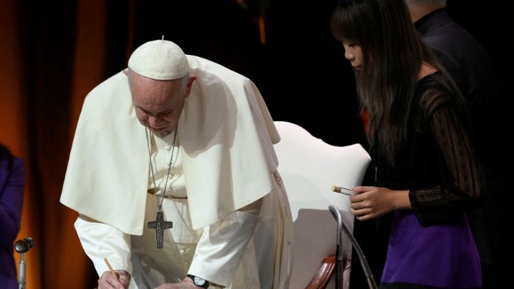 Le Pape François signe un pacte de retour à une économie de l'Évangile avec les jeunes à Assise, le 24 septembre 2022. 
