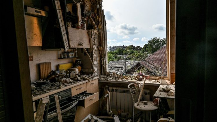 Uma vista mostra uma cozinha de um edifício residencial danificado por um ataque de mísseis russos, em meio ao ataque da Rússia à Ucrânia, em Zaporizhzhia, Ucrânia, 24 de setembro de 2022. REUTERS/Stringer