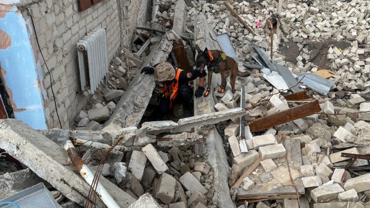 Voluntário procura corpos de pessoas mortas durante o ataque da Rússia à Ucrânia, entre os restos de um prédio na cidade de Izium, região de Kharkiv, Ucrânia 26 de setembro de 2022. REUTERS/Abdelaziz Boumzar