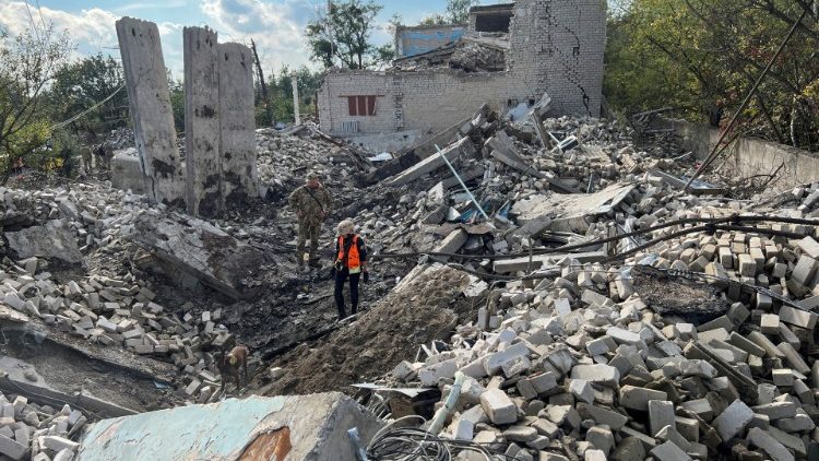 Voluntários procuram corpos de pessoas mortas durante o ataque da Rússia à Ucrânia, entre os restos de um prédio na cidade de Izium, região de Kharkiv, Ucrânia 26 de setembro de 2022. REUTERS/Abdelaziz Boumzar 