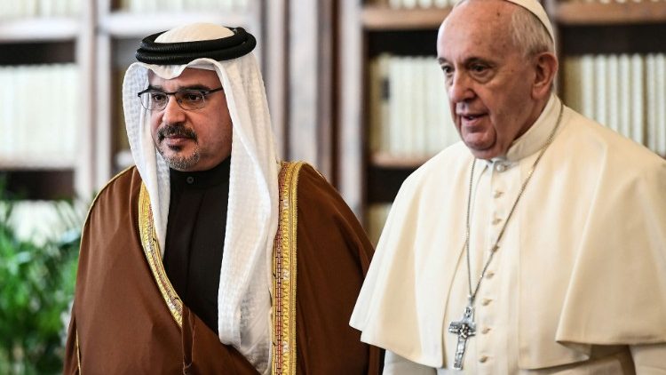 Franziskus bei einer Begegnung mit dem Kronprinz von Bahrain im Februar 2020