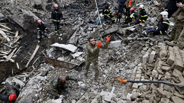 Bombeiros e soldados do exército ucraniano procuram corpos de pessoas mortas durante um ataque russo, entre os restos de um prédio ao lado de uma torre de TV, na cidade recentemente libertada de Izium, região de Kharkiv, Ucrânia 28 de setembro de 2022. REUTERS/ Zohra Bensemra