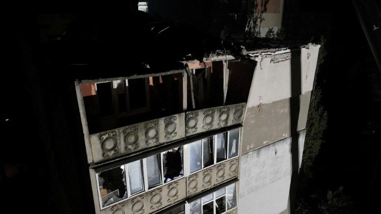 Um prédio danificado é visto após um ataque com foguete no local dado como Mykolaiv, Ucrânia, nesta foto divulgada em 30 de setembro de 2022.
