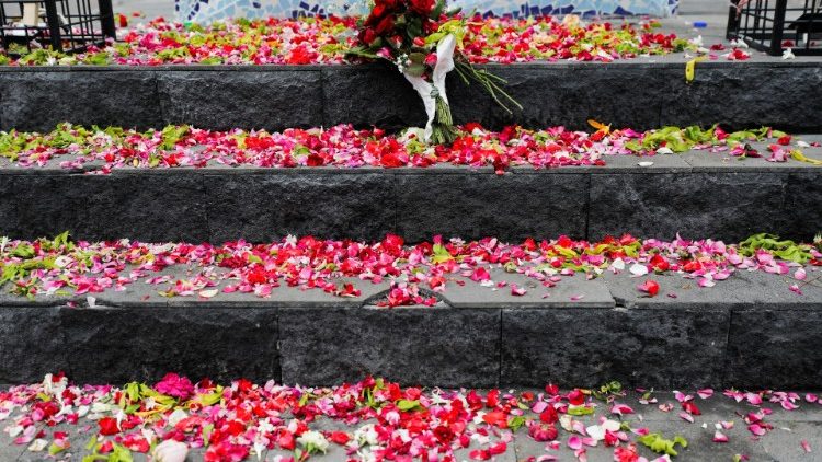 Des pétales jetés en signe de condoléance aux abords du stade Kanjuruhan en Indonésie.