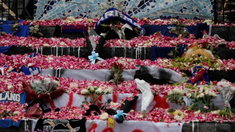 Indonēzija: ziedlapas uz stadiona kāpnēm kā līdzjūtības zīme