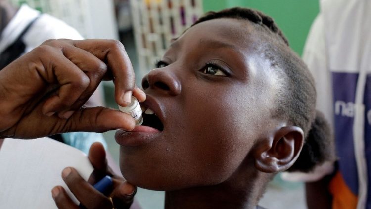 Haiti: un bambino riceve una dose di vaccino contro il colera