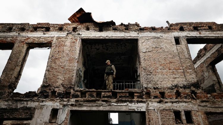 Illia Yerlash, oficial do exército ucraniano, está entre os restos de uma escola que foi destruída durante os combates entre as tropas russas e o exército ucraniano, em meio à invasão russa da Ucrânia, na cidade recentemente libertada de Lyman, região de Donetsk, Ucrânia, 5 de outubro 2022. REUTERS/Zohra Bensemra