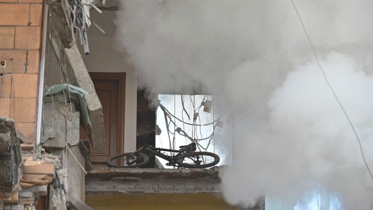 Uma bicicleta é vista dentro de um edifício residencial fortemente danificado por um ataque de míssil russo, em meio ao ataque à Ucrânia, em Zaporizhzhia, Ucrânia, 6 de outubro de 2022. REUTERS/Stringer