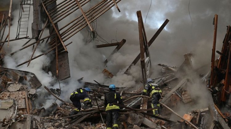 Equipes de resgate trabalham no local de um edifício residencial fortemente danificado por um ataque de mísseis russos, em meio ao ataque à Ucrânia, em Zaporizhzhia, Ucrânia, em 6 de outubro de 2022. REUTERS/Stringer