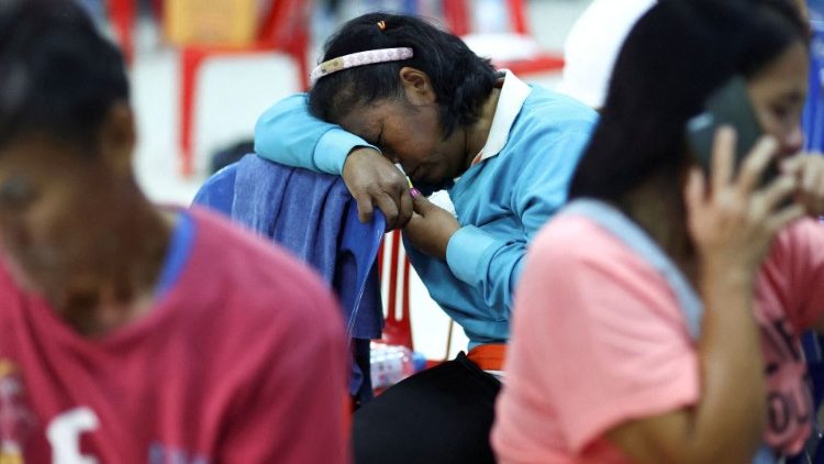 O sofrimento de uma mulher tailandesa diante da tragédia na creche em Uthai Sawan