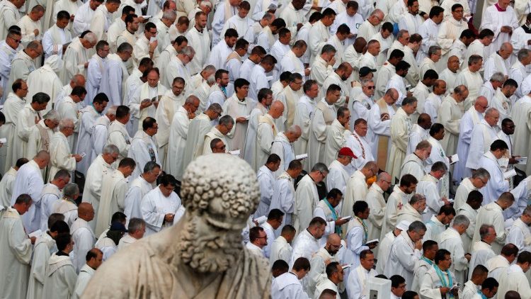 Imagem de S?o Pedro e sacerdotes em Celebra??o Eucarstica na Pra?a S?o Pedro