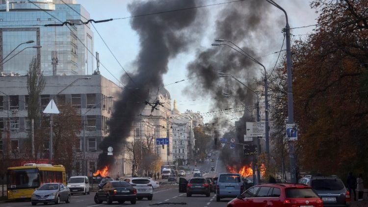 Carros queimam após ataque militar russo, enquanto a invasão russa de Ùkraine continua, no centro de Kyiv, Ucrânia 10 de outubro de 2022. REUTERS/Gleb Garanich