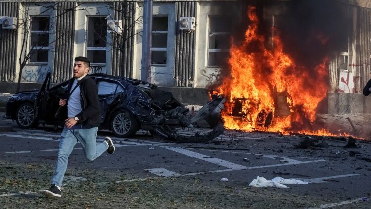 Carros queimam após ataque militar russo, enquanto a invasão russa da Ucrânia continua, no centro de Kyiv, Ucrânia 10 de outubro de 2022 REUTERS/Gleb Garanich