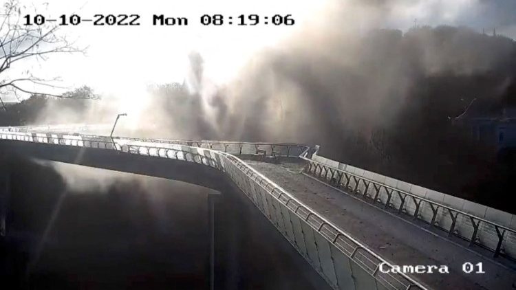 Fumaça sobe depois que um míssil atinge perto da ponte de vidro, enquanto a invasão da Ucrânia pela Rússia continua, em Kyiv, Ucrânia 10 de outubro de 2022 nesta captura de tela de um vídeo obtido pela REUTERS. ESTA IMAGEM FOI FORNECIDA POR TERCEIROS.