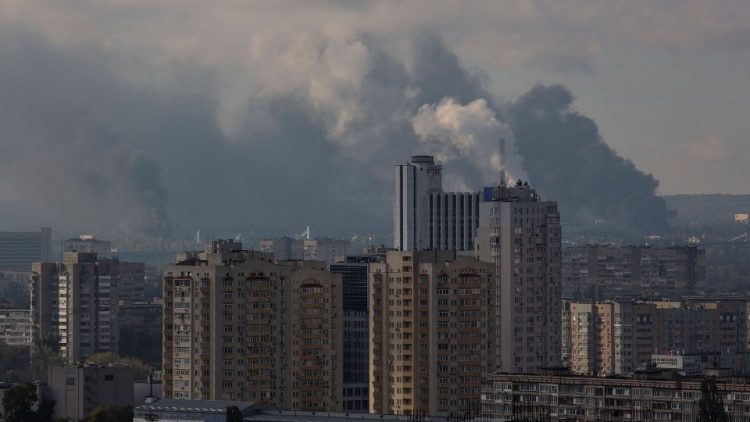 Fumaça sobe sobre a cidade após um ataque de míssil russo, em meio ao ataque da Rússia à Ucrânia, em Kyiv, Ucrânia 10 de outubro de 2022 REUTERS/Yaroslav Debelyi