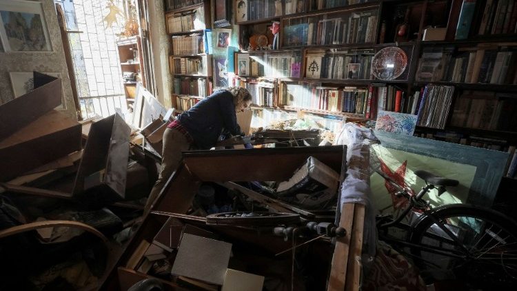 A moradora local Yulia Datsenko, 38, procura suas coisas em seu apartamento, danificado pelo ataque militar russo do dia anterior, enquanto o ataque da Rússia à Ucrânia continua, no centro de Kyiv, Ucrânia 11 de outubro de 2022. REUTERS/Gleb Garanich