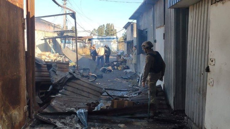 Il mercato di Avdiivka bombardato