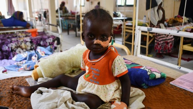 Ein unterernährtes Kind in einem Krankenhause im Chad