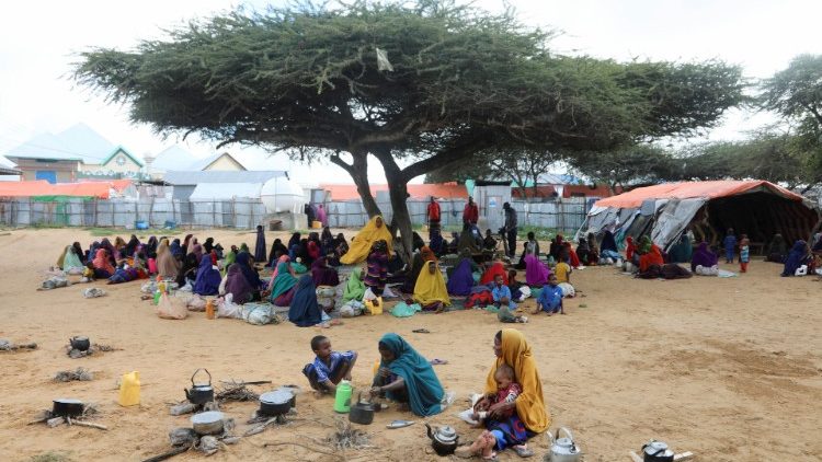Des personnes touchées par l'aggravation de la sécheresse dans le camp de déplacés d'Alla Futo, en banlieue de Mogadiscio (Somalie), le 23 septembre 2022. 